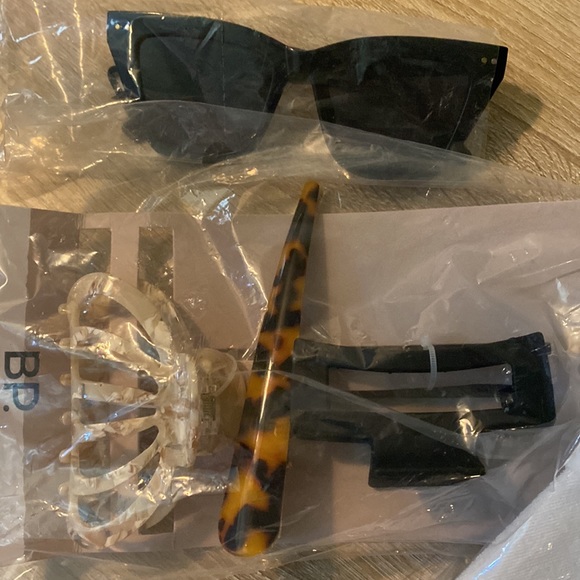 Sun set - New white sun hat, sunglasses, 3 hair clips - Picture 2 of 2